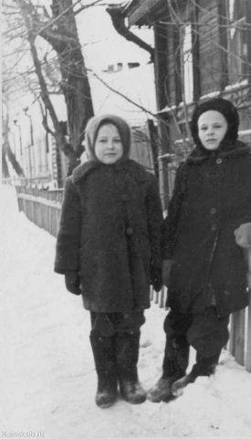 Рядом со зданием скорой помощи