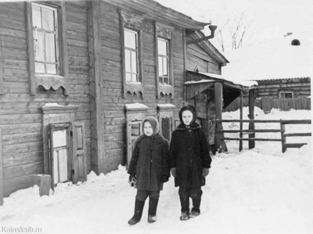 Рядом со зданием скорой помощи